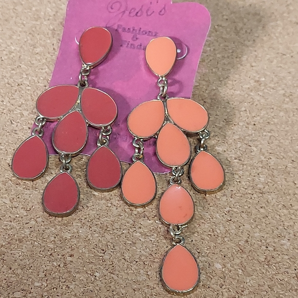 E2796 MisMatch Goldtone Teardrop Earrings - Picture 3 of 8